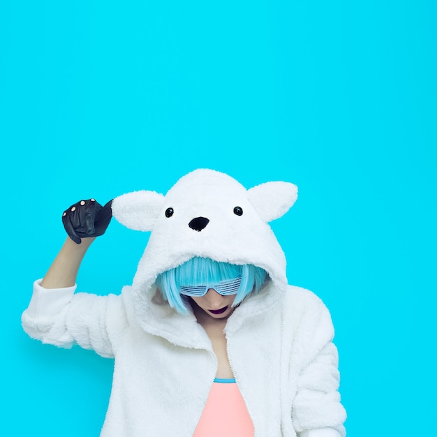 Fille d'ours en peluche sur un fond bleu Style de danse de club de fête d'hiver fou