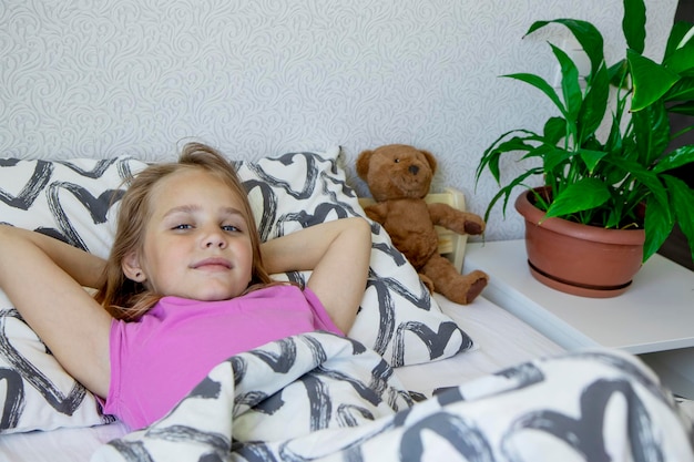 une fille et un ours en peluche