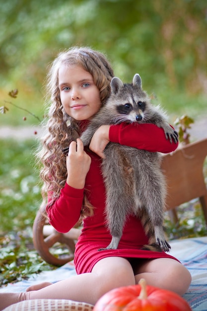 fille avec des outdors de raton laveur