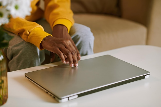 Fille ouvrant un ordinateur portable