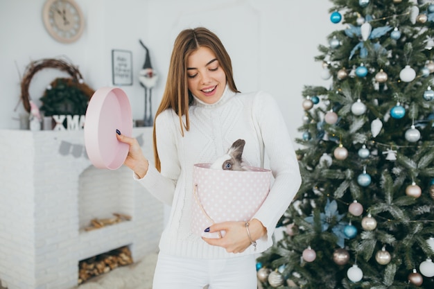 Fille ouvre des cadeaux de Noël.