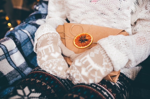 La fille ouvre un merveilleux cadeau vintage