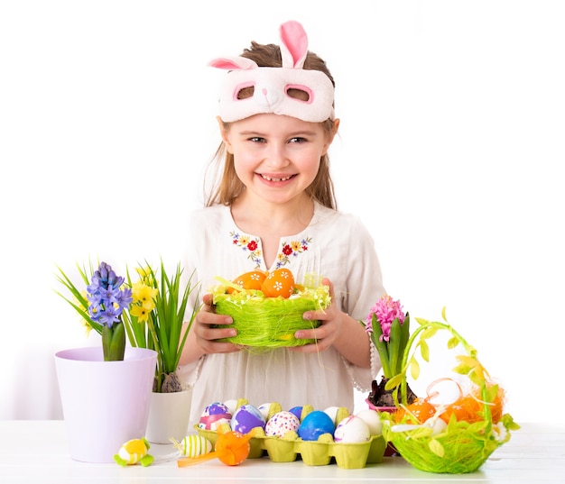 Fille avec panier d'articles de fête