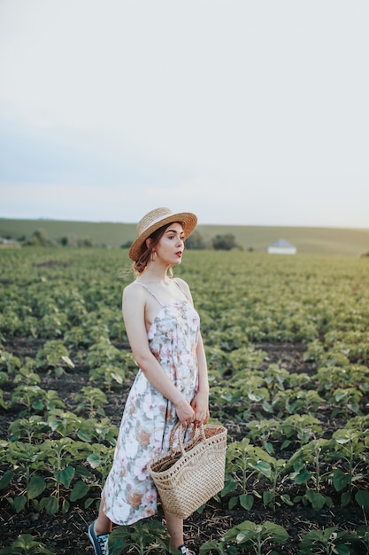 Fille avec un panier dans le champ