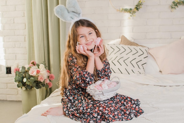 Photo fille avec panier de pâques sur le lit