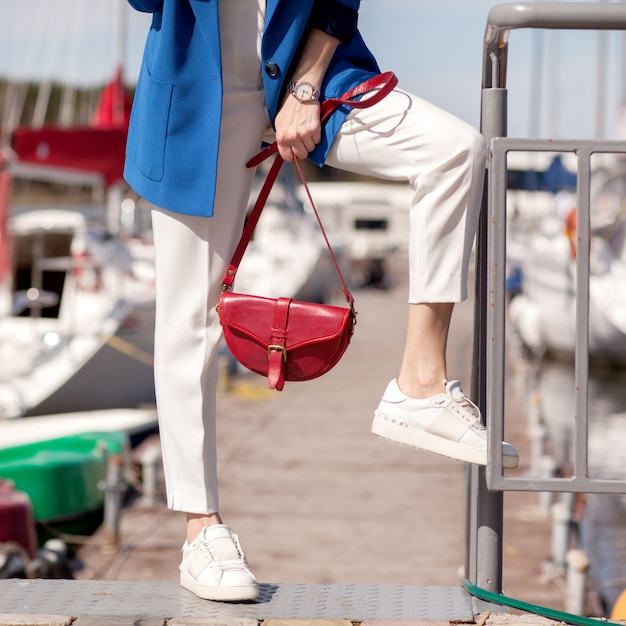 fille en pantalon blanc et une veste bleue