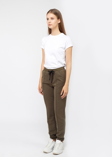 Fille en pantalon cargo et t-shirt blanc