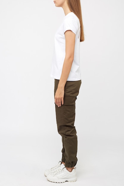 Fille en pantalon de survêtement kaki et un t-shirt