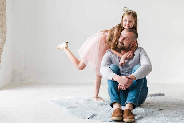 Fille et papa le jour de la fête des pères