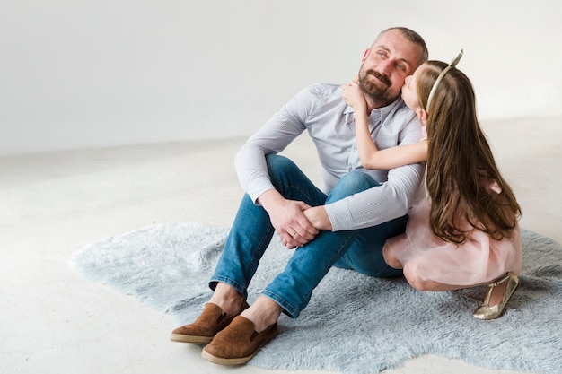 Fille et papa le jour de la fête des pères