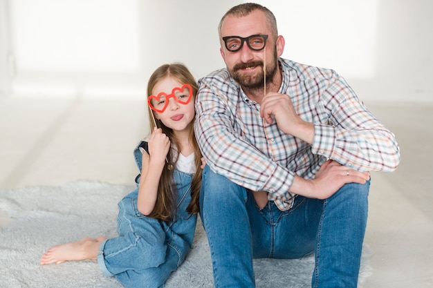 Fille et papa le jour de la fête des pères