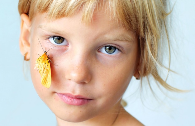 Une fille avec un papillon sur le nez