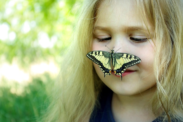 Une fille avec un papillon sur son visage