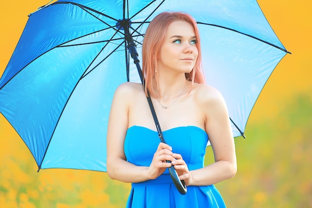 fille avec un parapluie dans un champ de fleurs d'été, pays nature féminine champ jaune