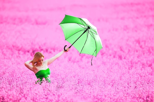 fille avec un parapluie dans un champ de fleurs d'été, pays nature féminine champ jaune