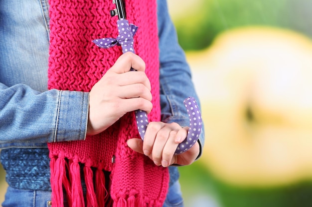 Fille avec parapluie à l'extérieur sur fond naturel