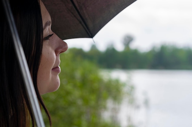 Fille avec un parapluie par temps nuageux