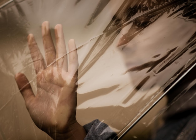 Une fille avec un parapluie transparent