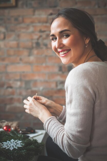 Fille parfaite faisant un décor de Noël à la maison