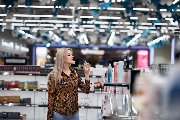 La fille de la parfumerie choisit un parfum.