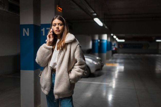 Fille parlant au téléphone