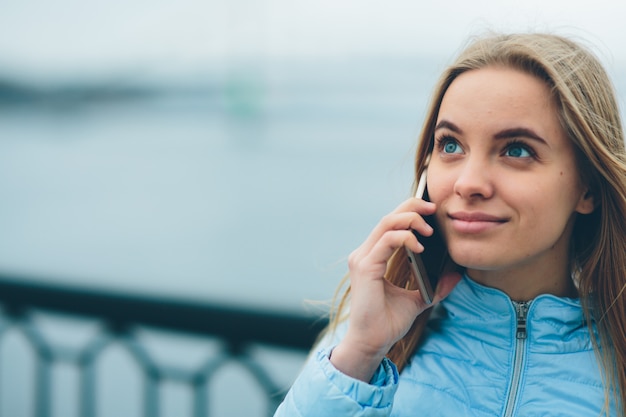 fille parler au téléphone à l'extérieur