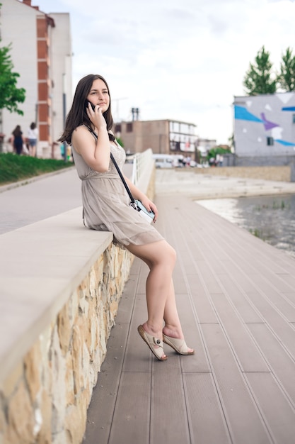 Fille parler par téléphone au bord de l'eau