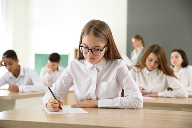 Photo fille passant le test scolaire en classe