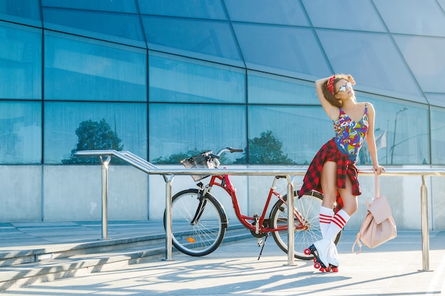 Fille sur le patin à roulettes dans la ville