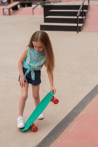 fille avec un patin sur le terrain de sport