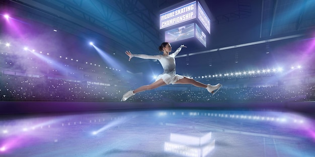 Fille de patinage artistique dans l'arène de glace