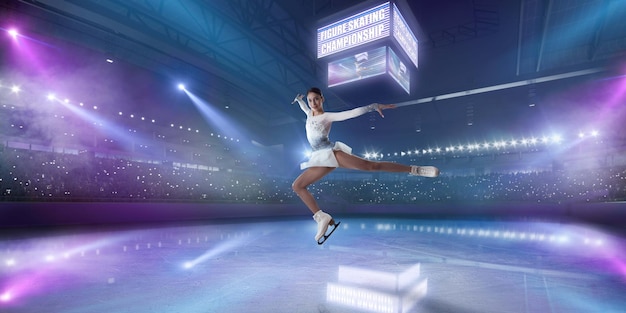 Fille de patinage artistique dans l'arène de glace