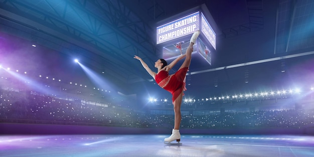 Fille De Patinage Artistique Dans L'arène De Glace