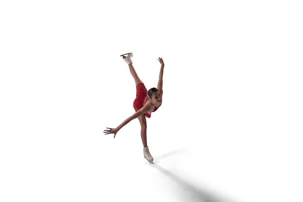 Fille de patinage artistique isolée sur blanc