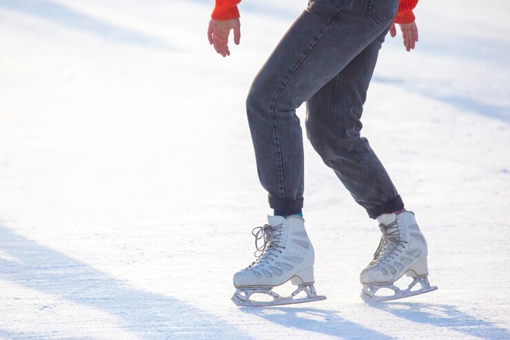 Photo fille de patinage sur glace sur une patinoire