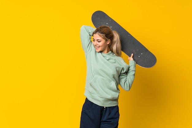 Fille De Patineur Blonde Adolescente Sur Jaune