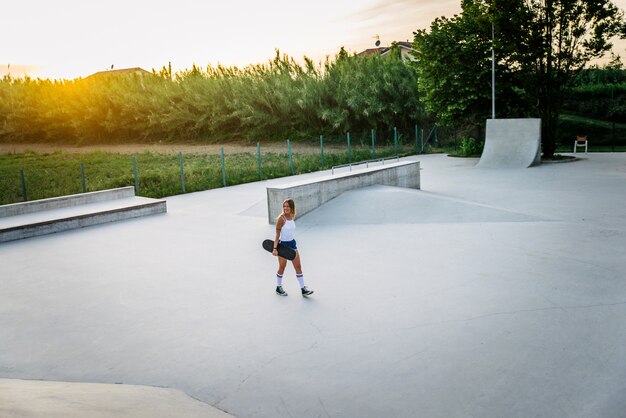 Fille de patineur cool