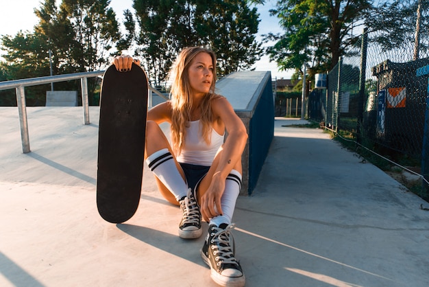 Fille de patineur cool