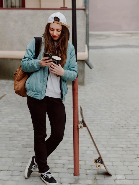 Fille de patineur tenant une tasse de café