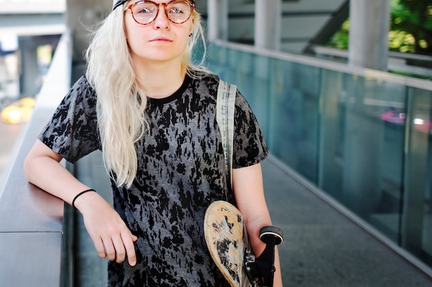 Fille de patineur en ville