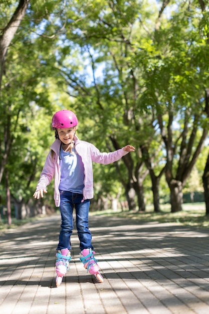 Fille sur patins à roulettes dans le parc