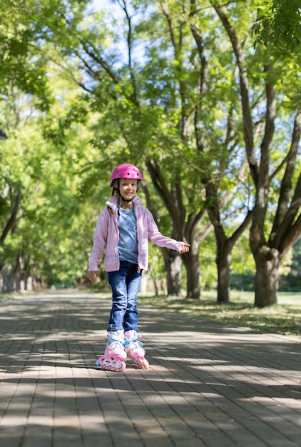 Fille sur patins à roulettes dans le parc