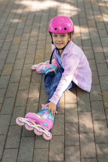 Fille sur patins à roulettes dans le parc