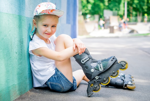 Fille sur patins à roulettes