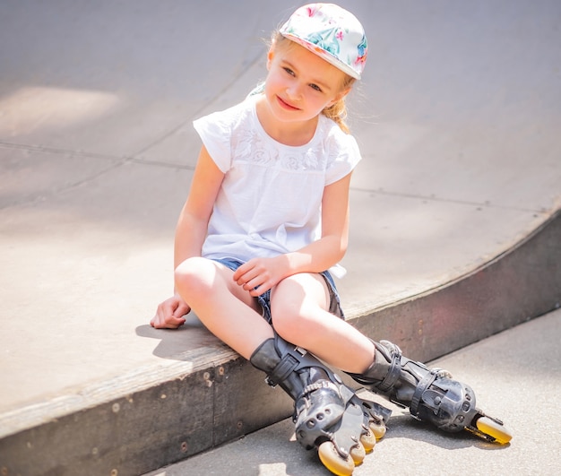 Fille sur patins à roulettes