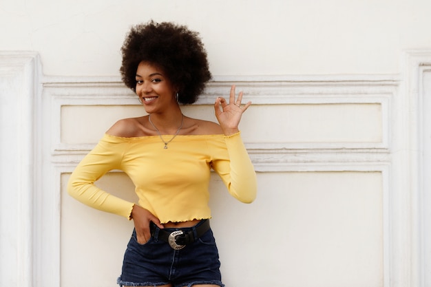 Photo une fille à la peau foncée montre bien et s'amuse