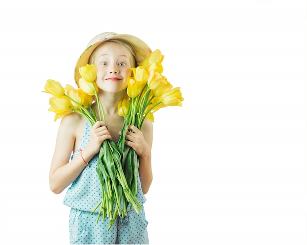 Une fille Peeps entre les couleurs de Tulipes jaunes isolées