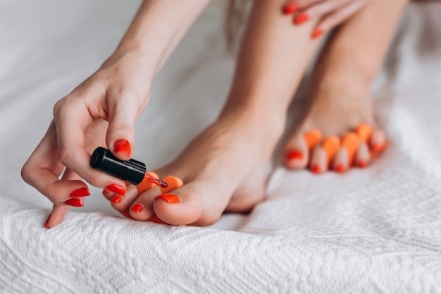 Fille peint ongles en rouge