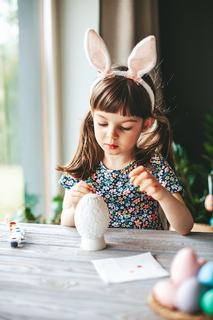 Fille peinture oeuf de Pâques