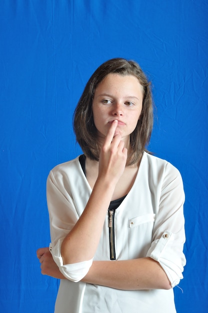 Fille pensant sur fond bleu